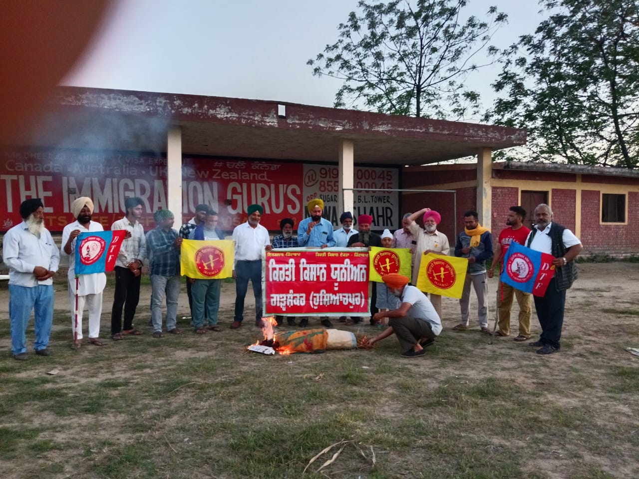 Kirti Kisan Union burns effigies of Punjab government in villages against atrocities and repression on farmers*